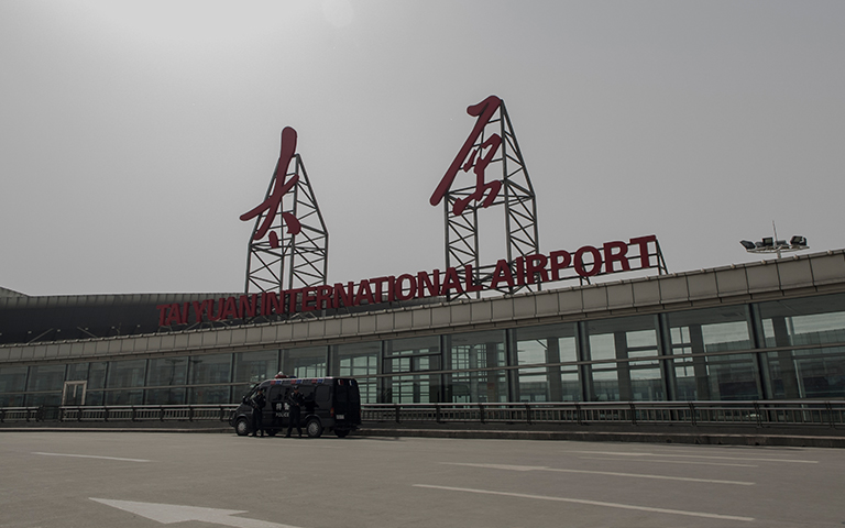 太原機場機庫大門、旗桿