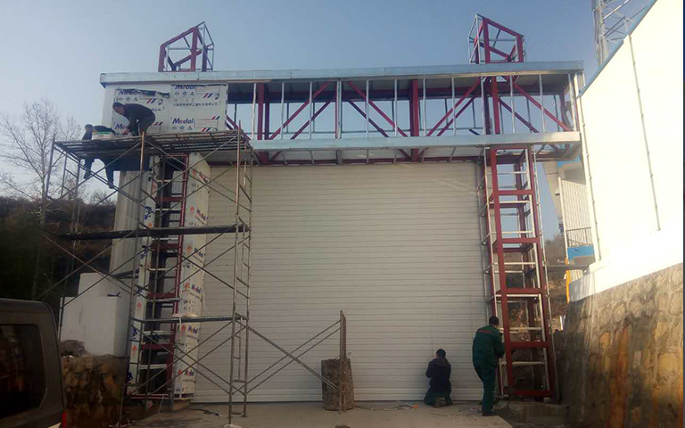 11月4日陽(yáng)泉市舊街鄉(xiāng)陽(yáng)窯村保安煤礦瓦斯電廠安裝卷簾門