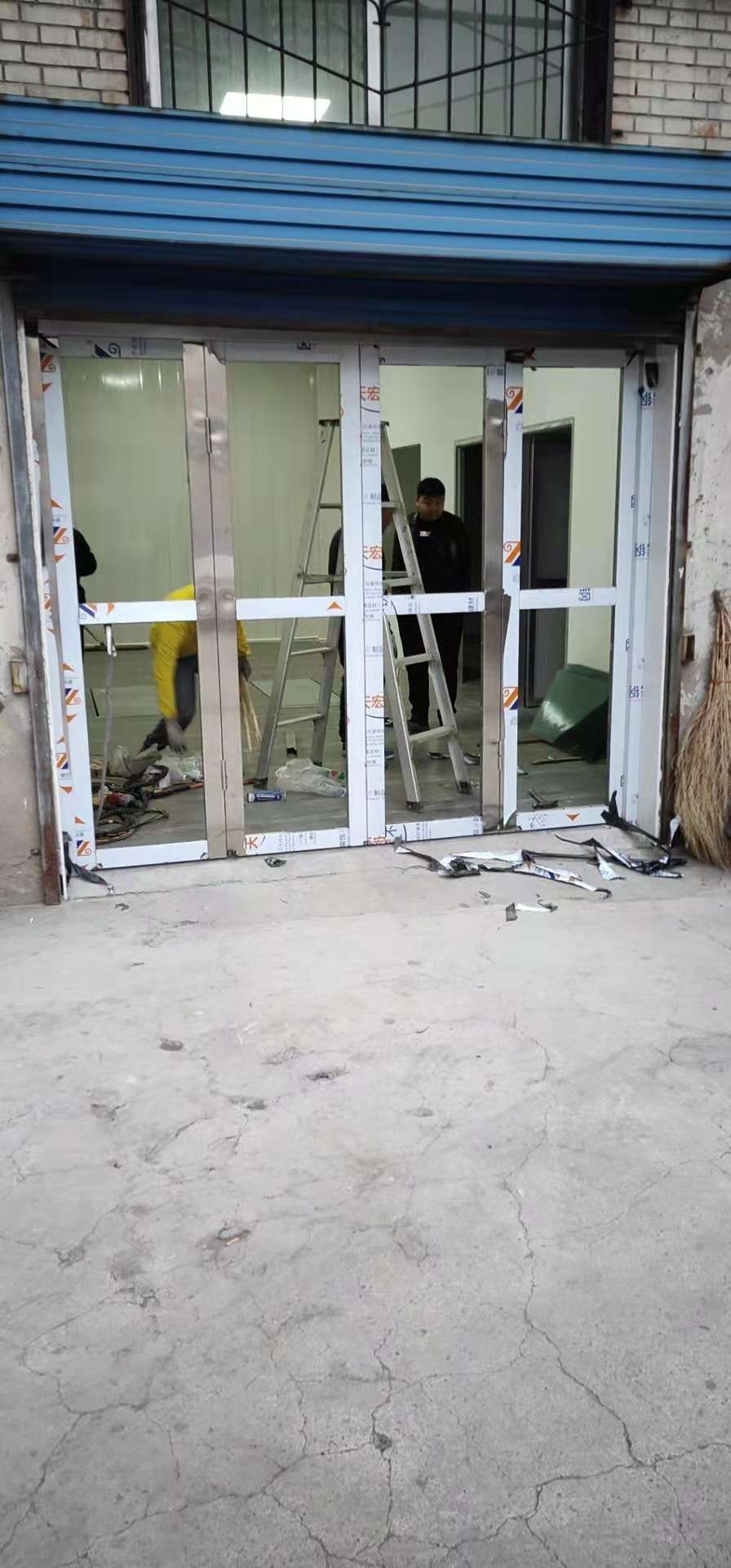 2018年11月16日平陽(yáng)路農(nóng)機(jī)公司對(duì)面禮智信汽服不銹鋼折疊門案例